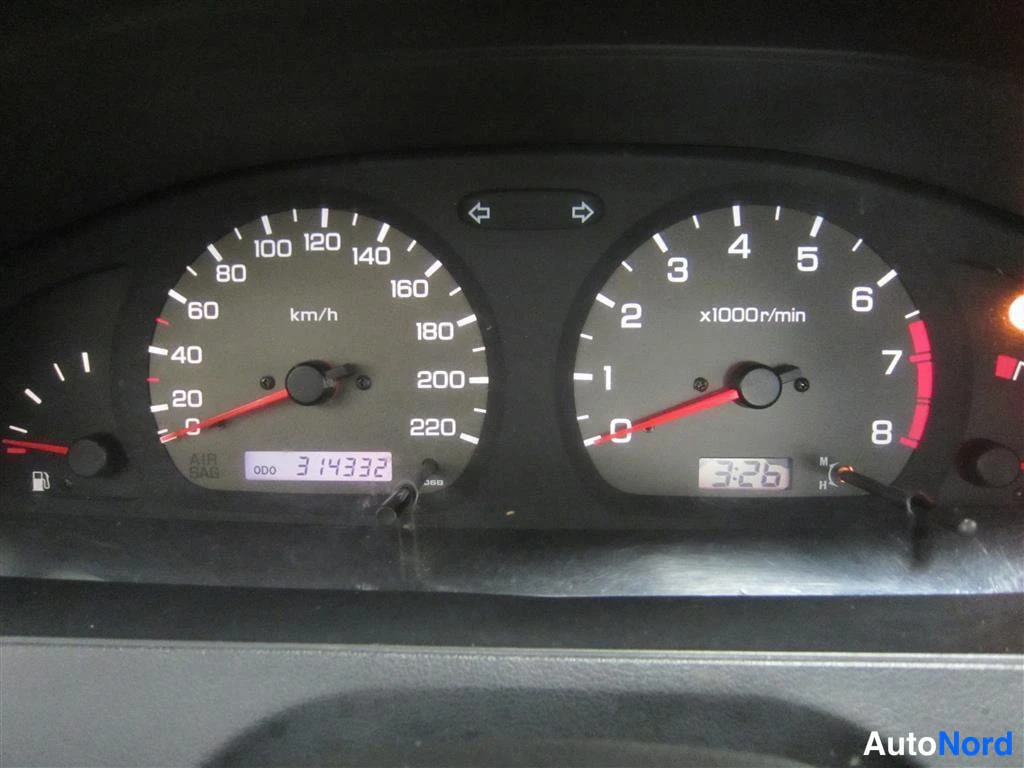 Vihreä Nissan Almera 1999, yksityiskohta, kuva 27