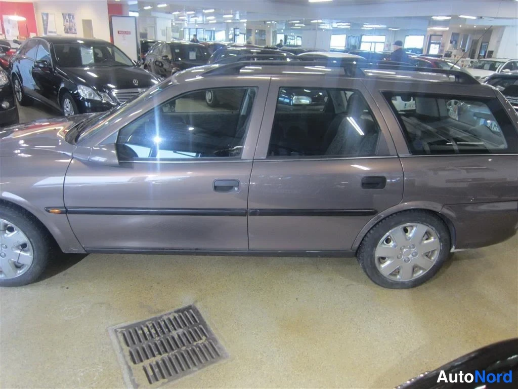 Beige Opel Vectra 1998, sivulta, kuva 4