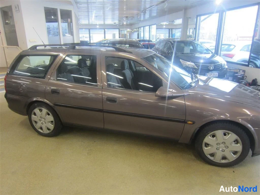 Beige Opel Vectra 1998, sivulta, kuva 5