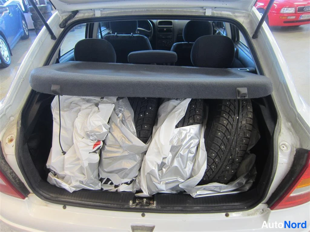 Valkoinen Opel Astra 1999, tavaratila, kuva 13