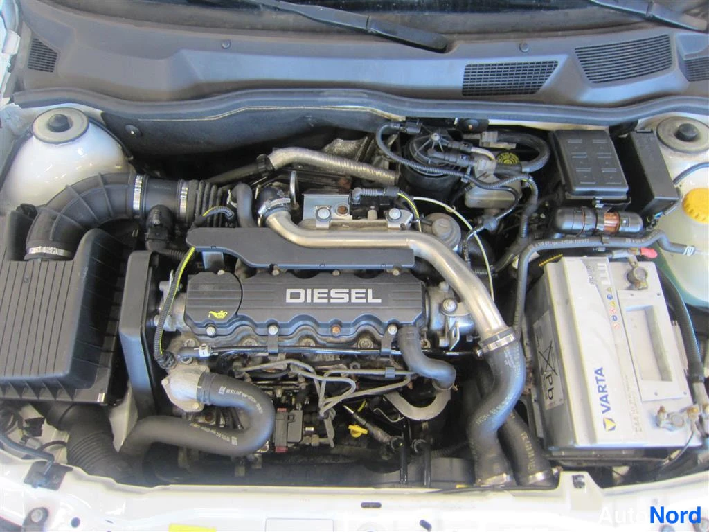 Valkoinen Opel Astra 1999, moottoritila, kuva 14