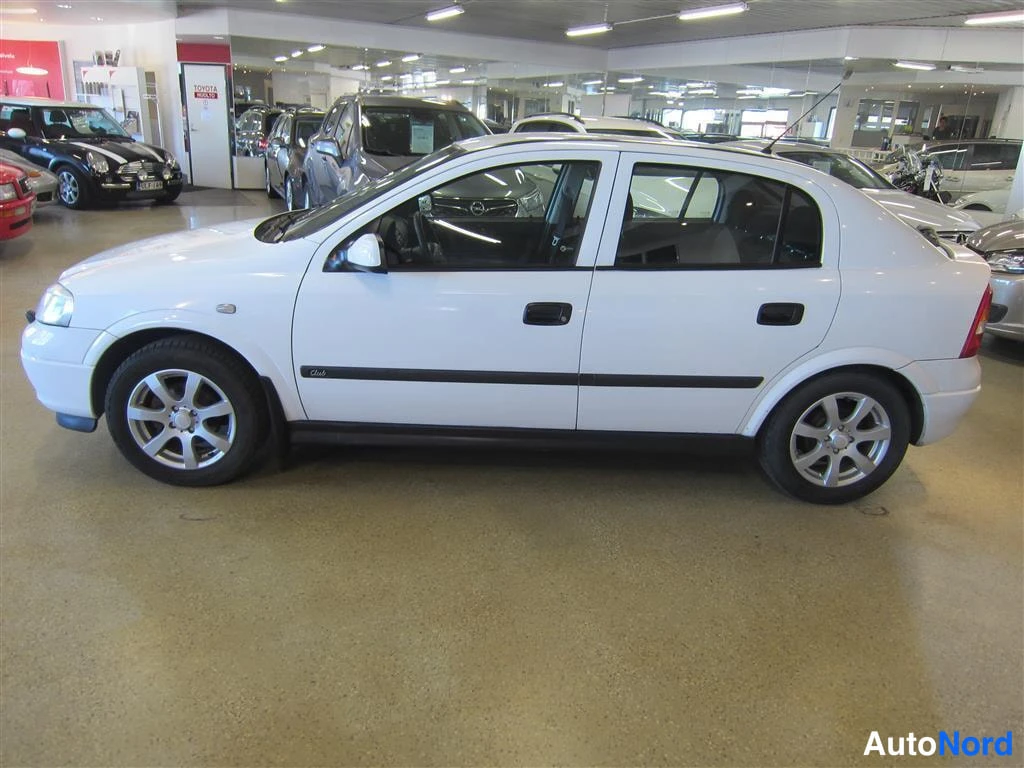 Valkoinen Opel Astra 1999, sivulta, kuva 4