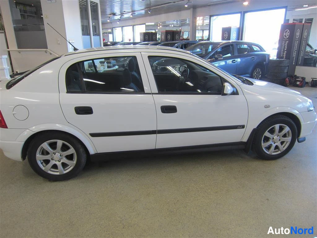 Valkoinen Opel Astra 1999, sivulta, kuva 5