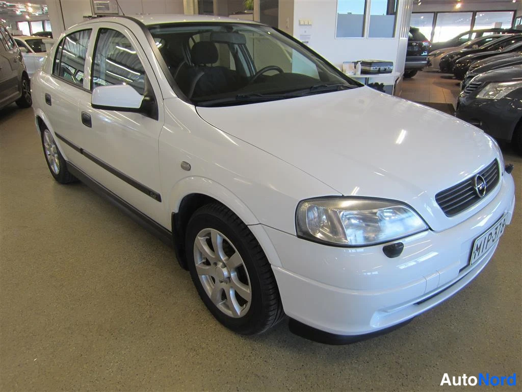 Valkoinen Opel Astra 1999, etuviisto, keula oikealle, kuva 2