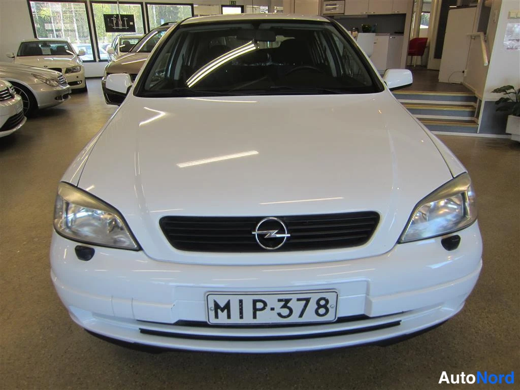 Valkoinen Opel Astra 1999, edestä, kuva 3