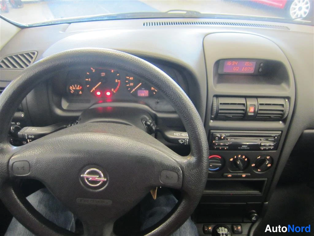 Valkoinen Opel Astra 1999, ohjaamo, kuva 9