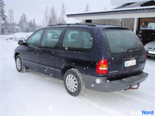 Violetti Chrysler Grand Voyager 1998, takaviisto, kuva 4