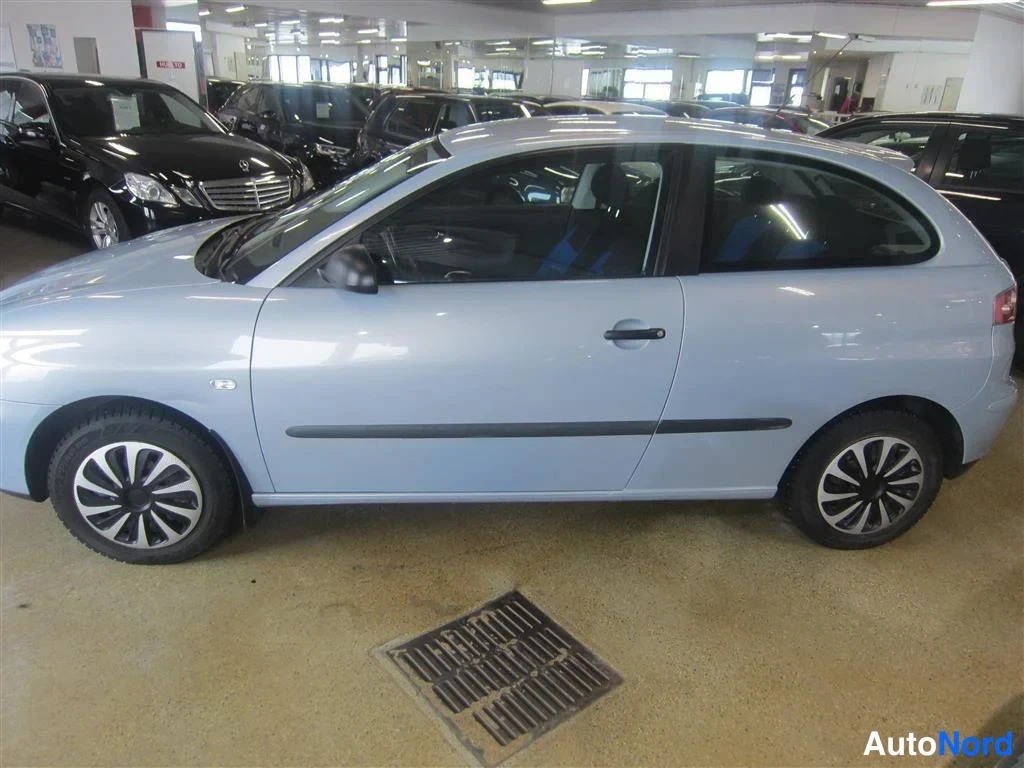 Sininen Seat Ibiza 2003, sivulta, kuva 4