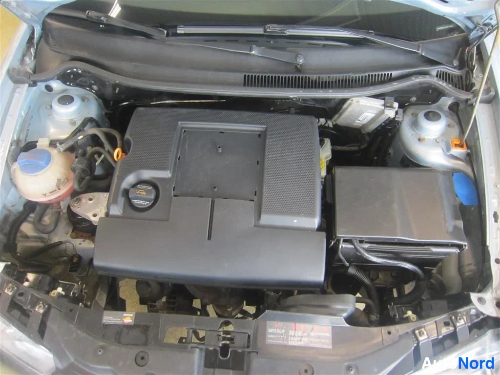Sininen Seat Ibiza 2003, moottoritila, kuva 13