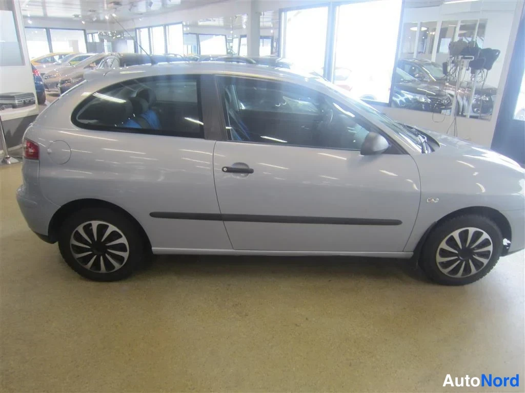 Sininen Seat Ibiza 2003, sivulta, kuva 5