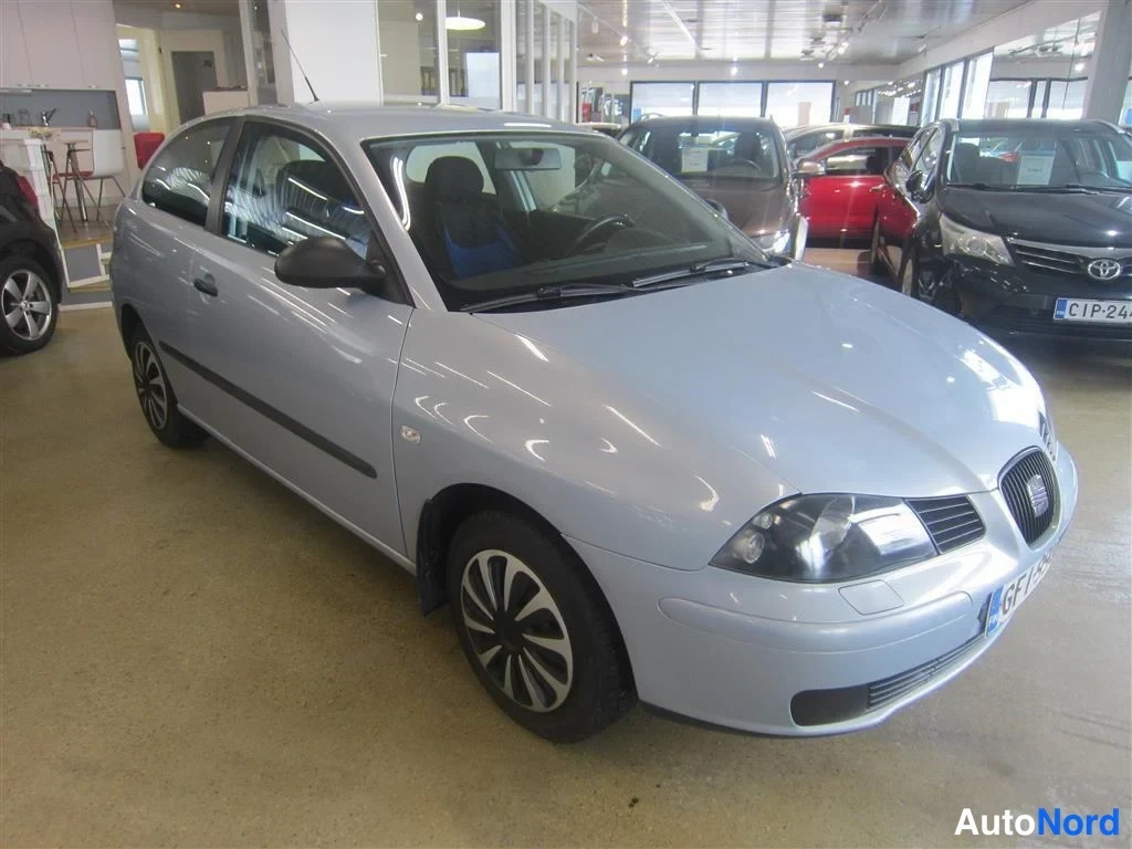 Sininen Seat Ibiza 2003, etuviisto, keula oikealle, kuva 2