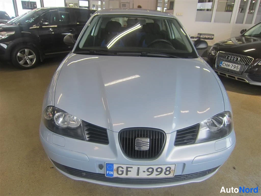 Sininen Seat Ibiza 2003, edestä, kuva 3