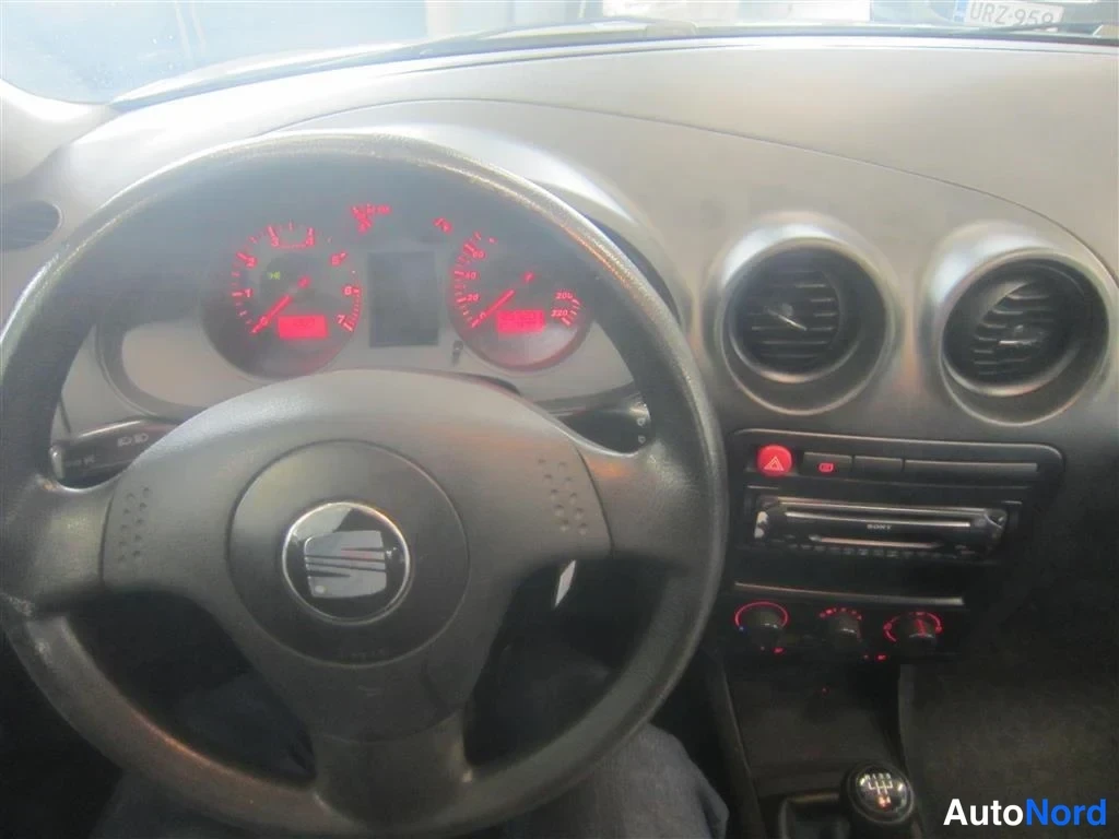Sininen Seat Ibiza 2003, ohjaamo, kuva 8