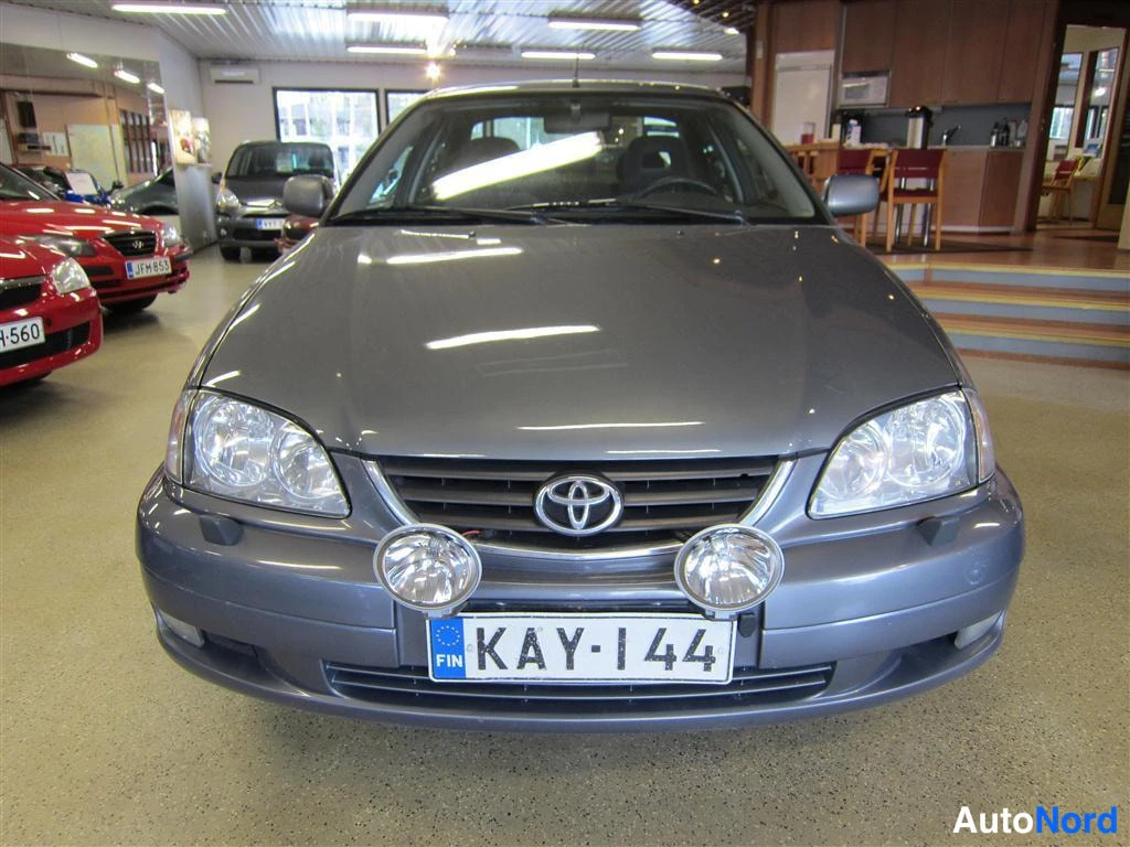 Harmaa Toyota Avensis 2002, edestä, kuva 3