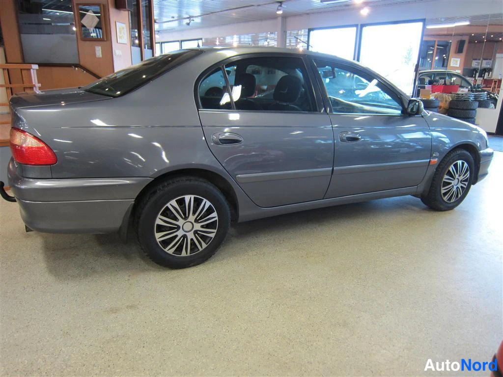 Harmaa Toyota Avensis 2002, takaviisto, kuva 4