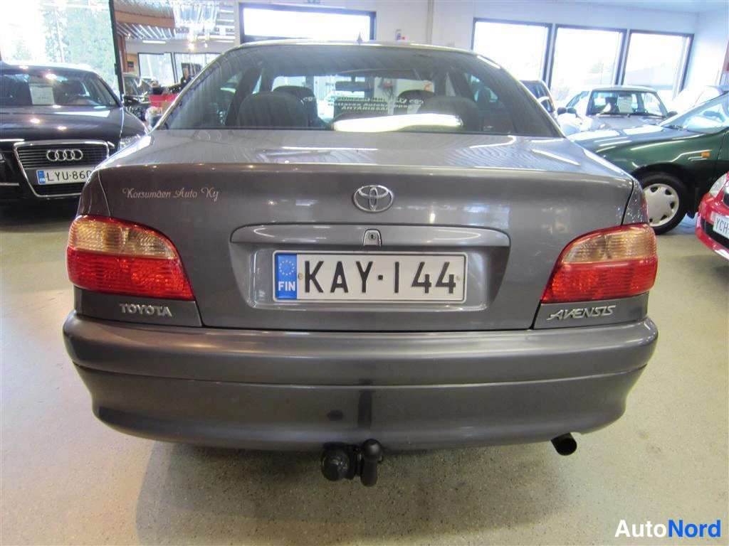Harmaa Toyota Avensis 2002, takaa, kuva 5