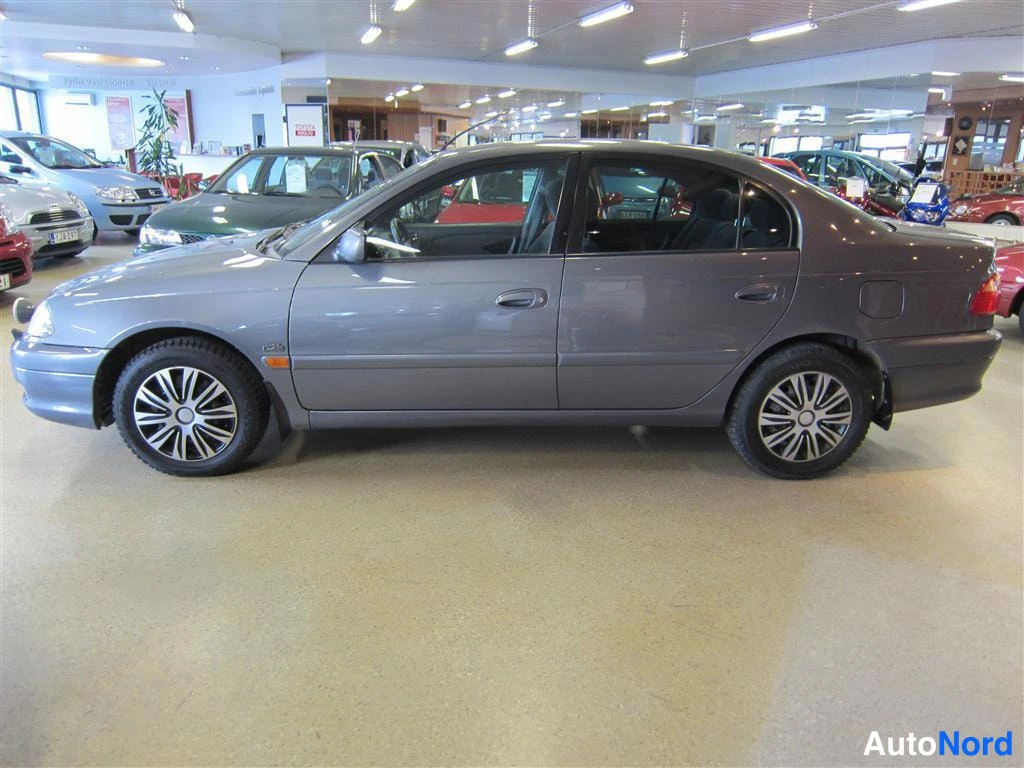 Harmaa Toyota Avensis 2002, etuviisto, keula vasemmalle, kuva 2