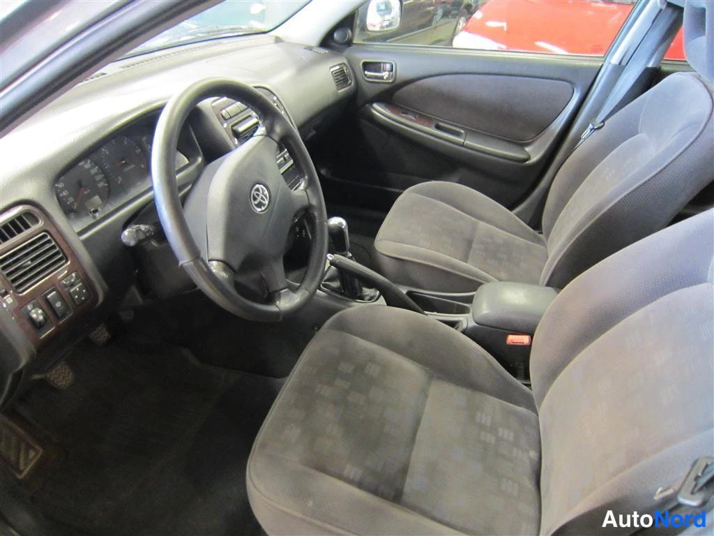 Harmaa Toyota Avensis 2002, ohjaamo, kuva 6
