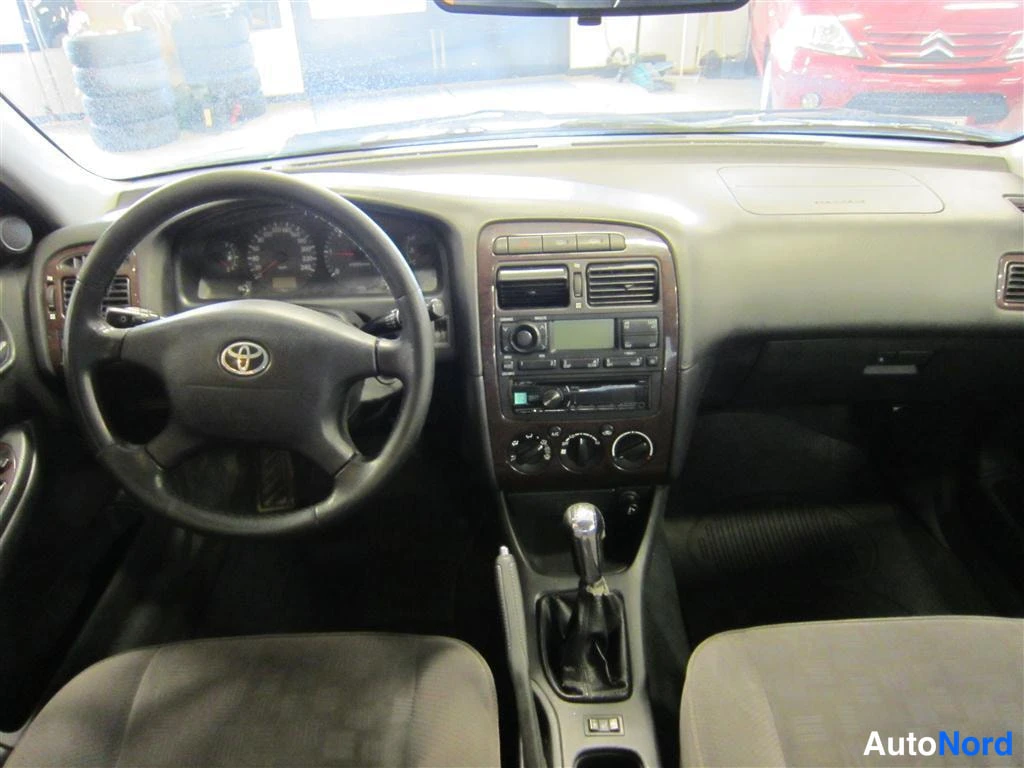 Harmaa Toyota Avensis 2002, ohjaamo, kuva 7