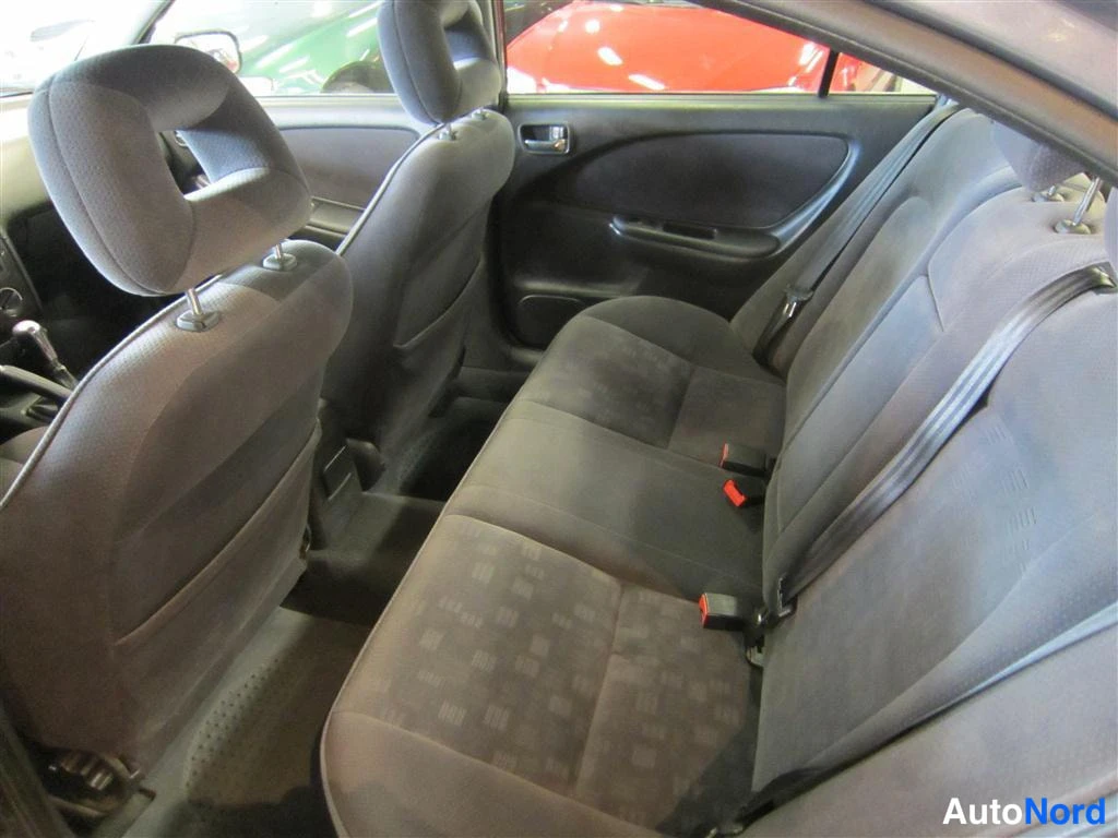Harmaa Toyota Avensis 2002, takaistuimet, kuva 9