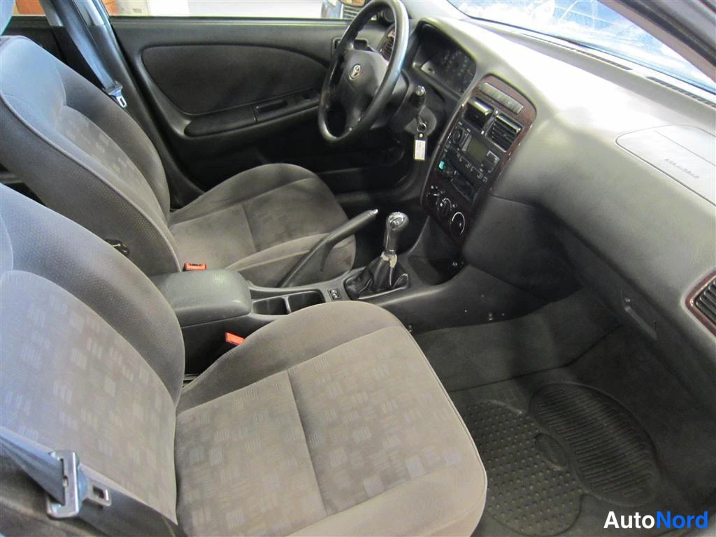 Harmaa Toyota Avensis 2002, ohjaamo, kuva 8