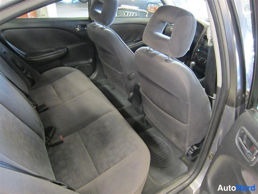 Harmaa Toyota Avensis 2002, takaistuimet, kuva 10