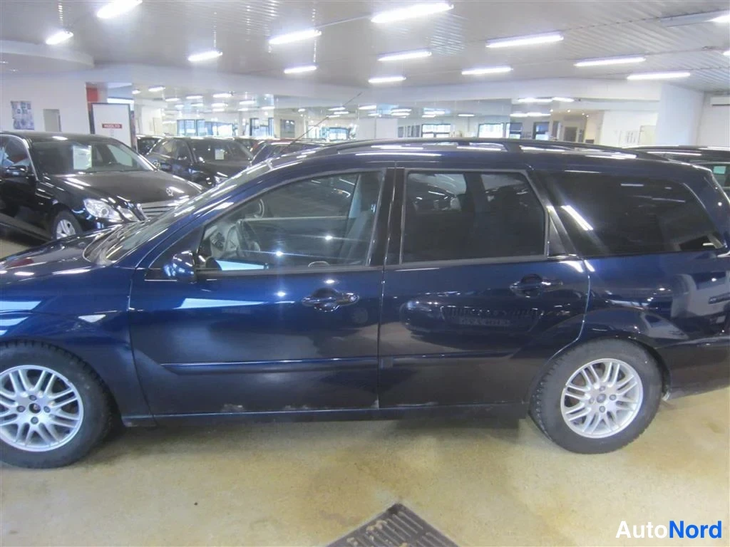 Sininen Ford Focus 2004, sivulta, kuva 4
