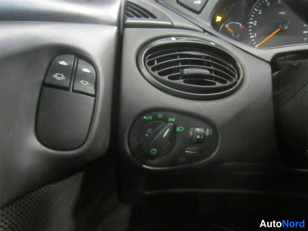 Sininen Ford Focus 2004, yksityiskohta, kuva 18