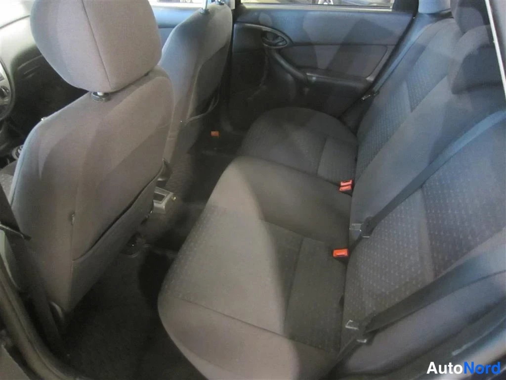 Sininen Ford Focus 2004, takaistuimet, kuva 12