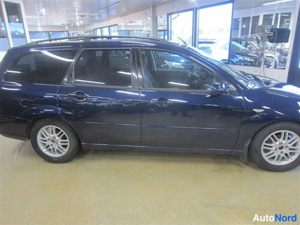 Sininen Ford Focus 2004, sivulta, kuva 5