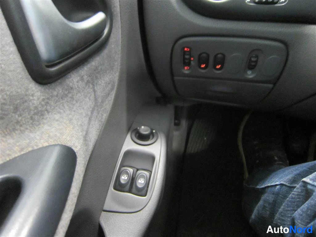 Punainen Renault Megane 2002, yksityiskohta, kuva 16