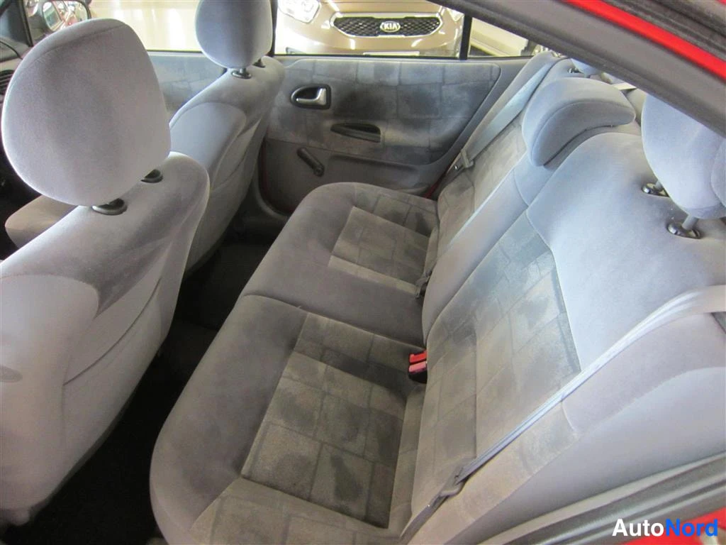 Punainen Renault Megane 2002, takaistuimet, kuva 11