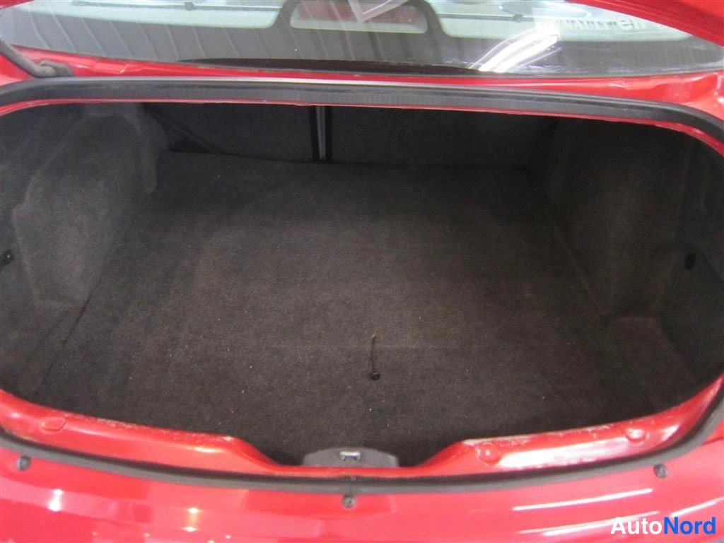 Punainen Renault Megane 2002, tavaratila, kuva 13