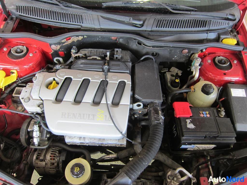 Punainen Renault Megane 2002, moottoritila, kuva 14