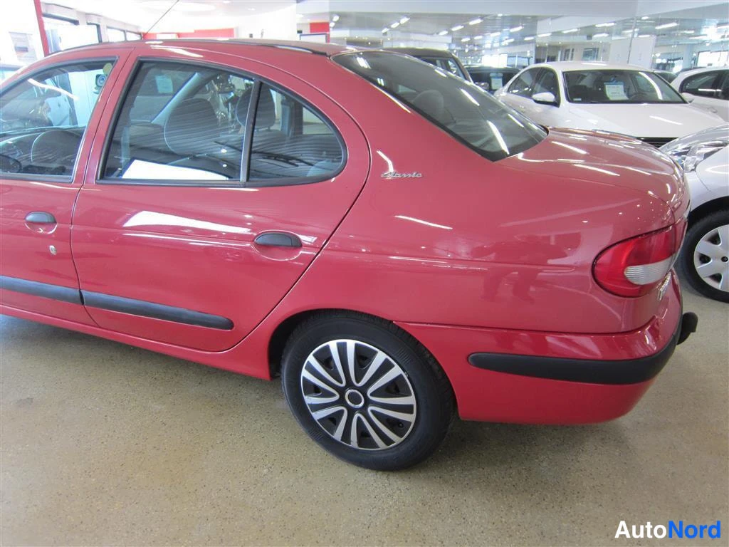 Punainen Renault Megane 2002, takaviisto, kuva 7