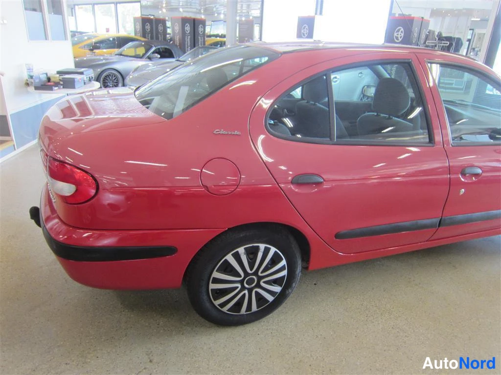 Punainen Renault Megane 2002, takaviisto, kuva 6
