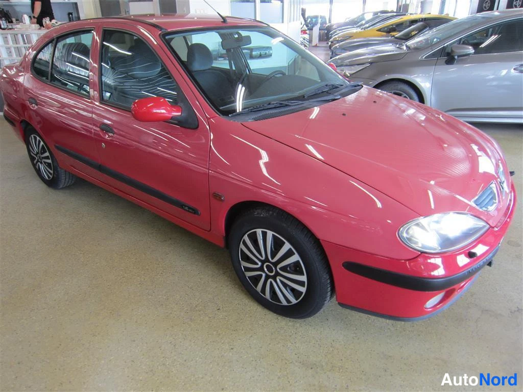 Punainen Renault Megane 2002, etuviisto, keula oikealle, kuva 2