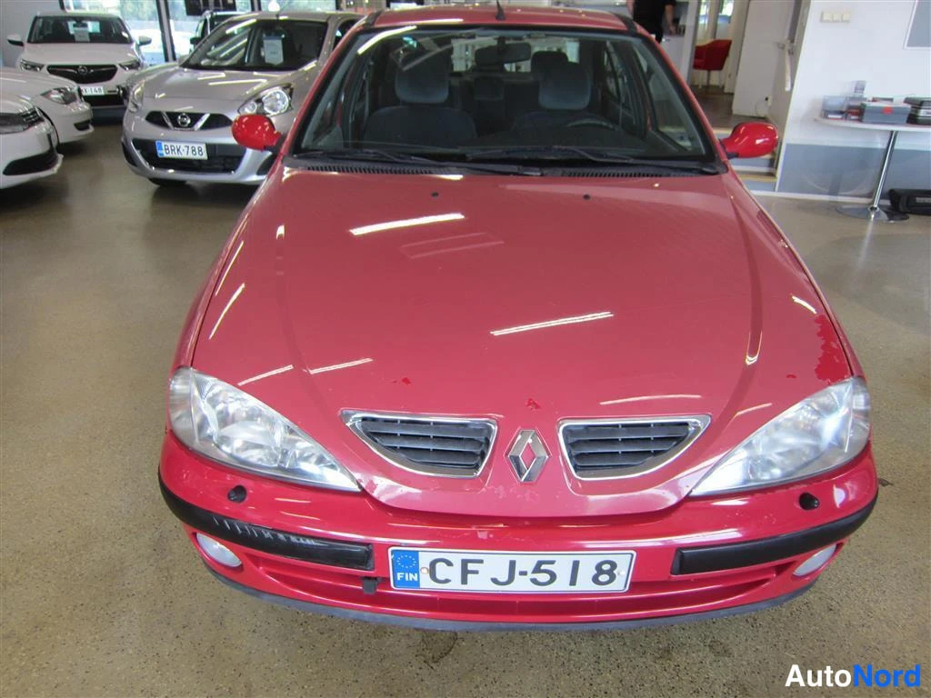 Punainen Renault Megane 2002, edestä, kuva 3