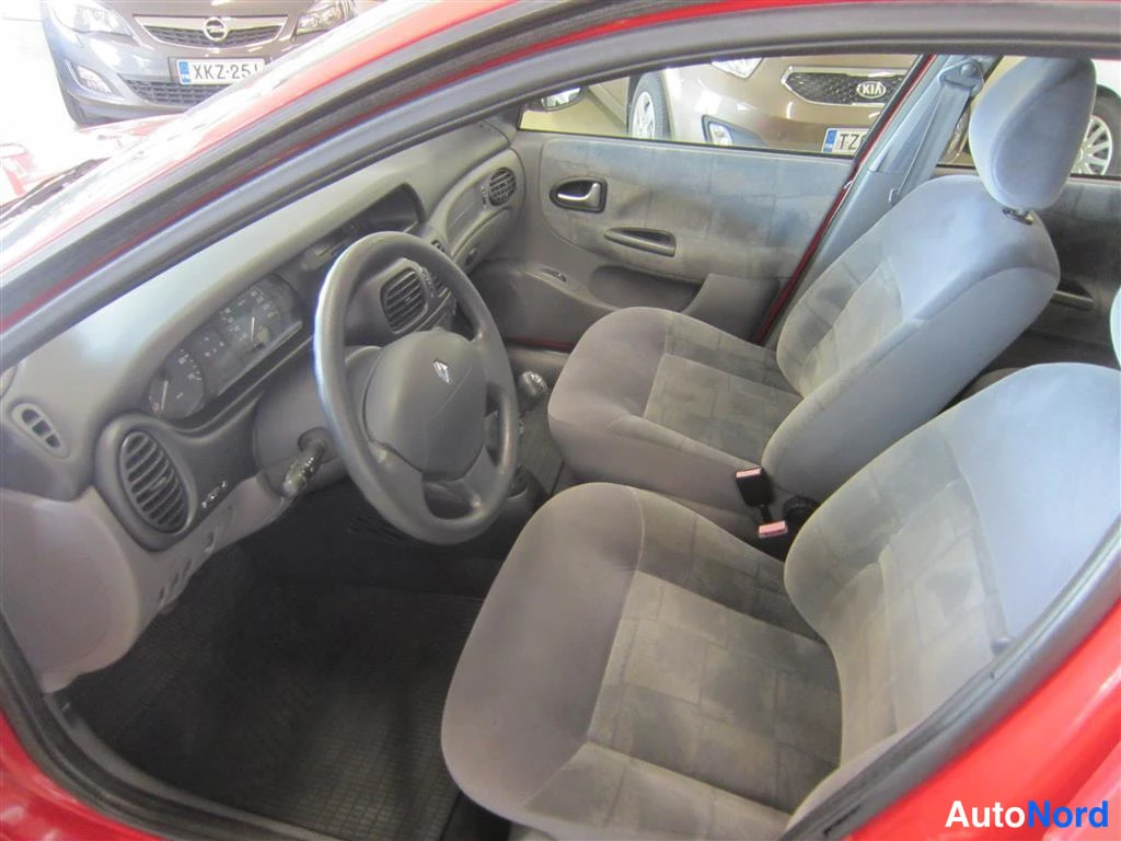 Punainen Renault Megane 2002, ohjaamo, kuva 9