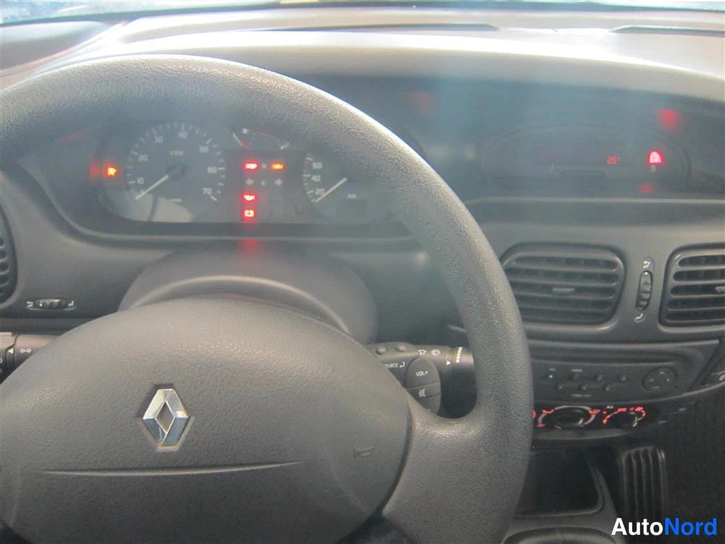 Punainen Renault Megane 2002, yksityiskohta, kuva 17