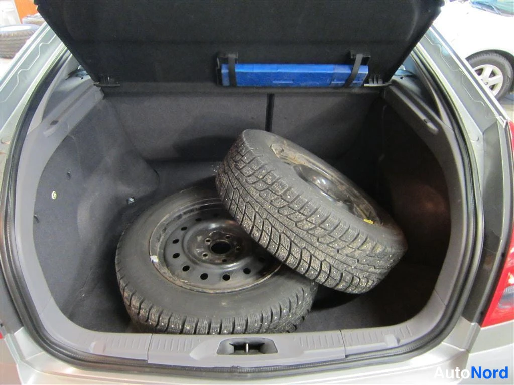 Hopea Nissan Primera 2002, tavaratila, kuva 11