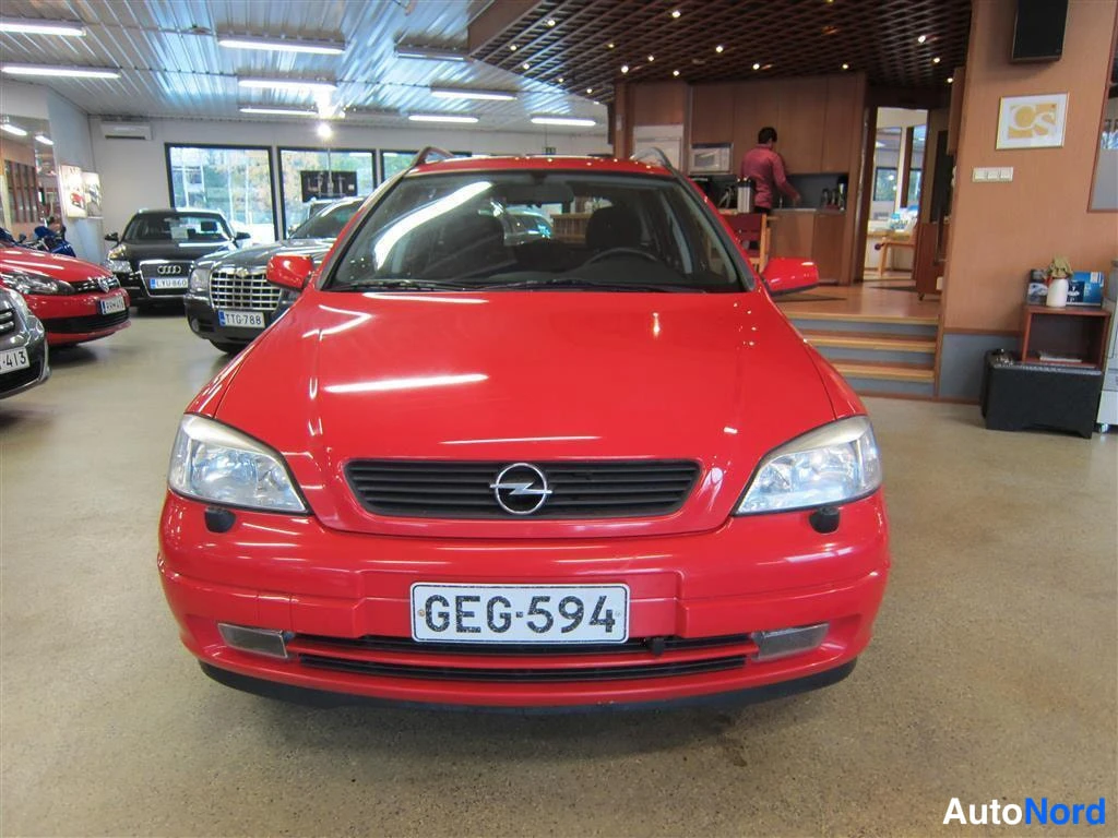 Punainen Opel Astra 2000, edestä, kuva 2