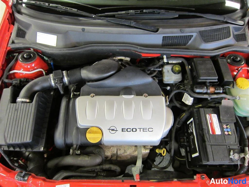 Punainen Opel Astra 2000, moottoritila, kuva 12
