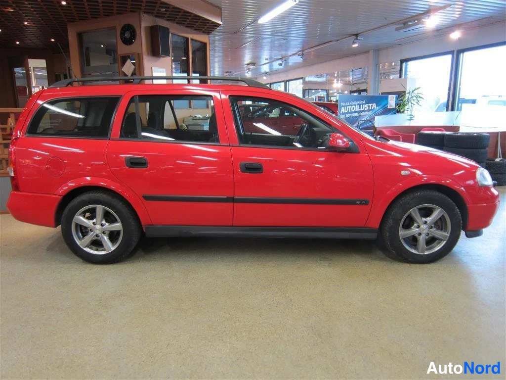 Punainen Opel Astra 2000, sivulta, kuva 3