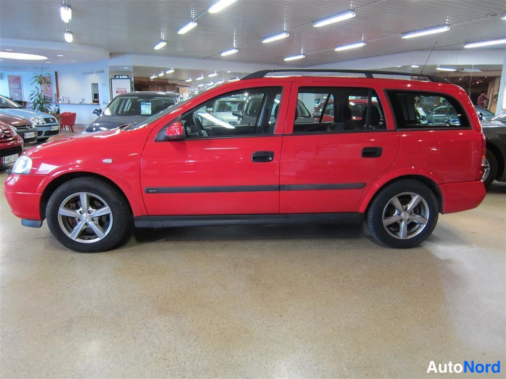 Punainen Opel Astra 2000, sivulta, kuva 4