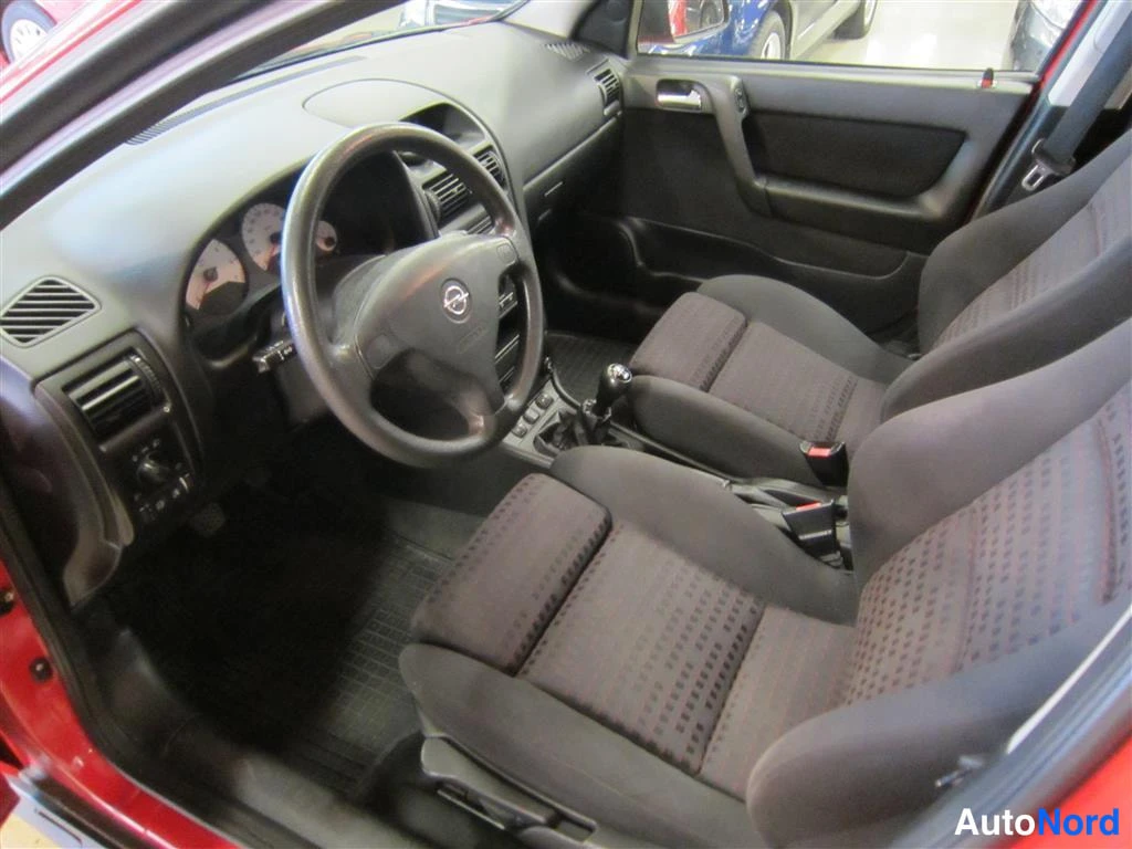 Punainen Opel Astra 2000, ohjaamo, kuva 6