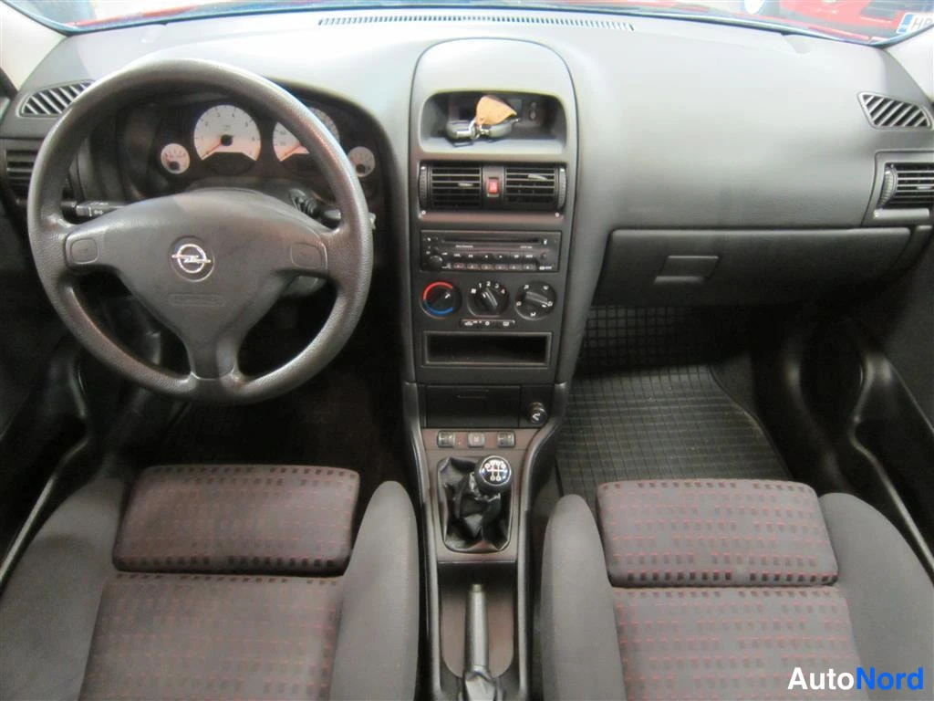 Punainen Opel Astra 2000, ohjaamo, kuva 7