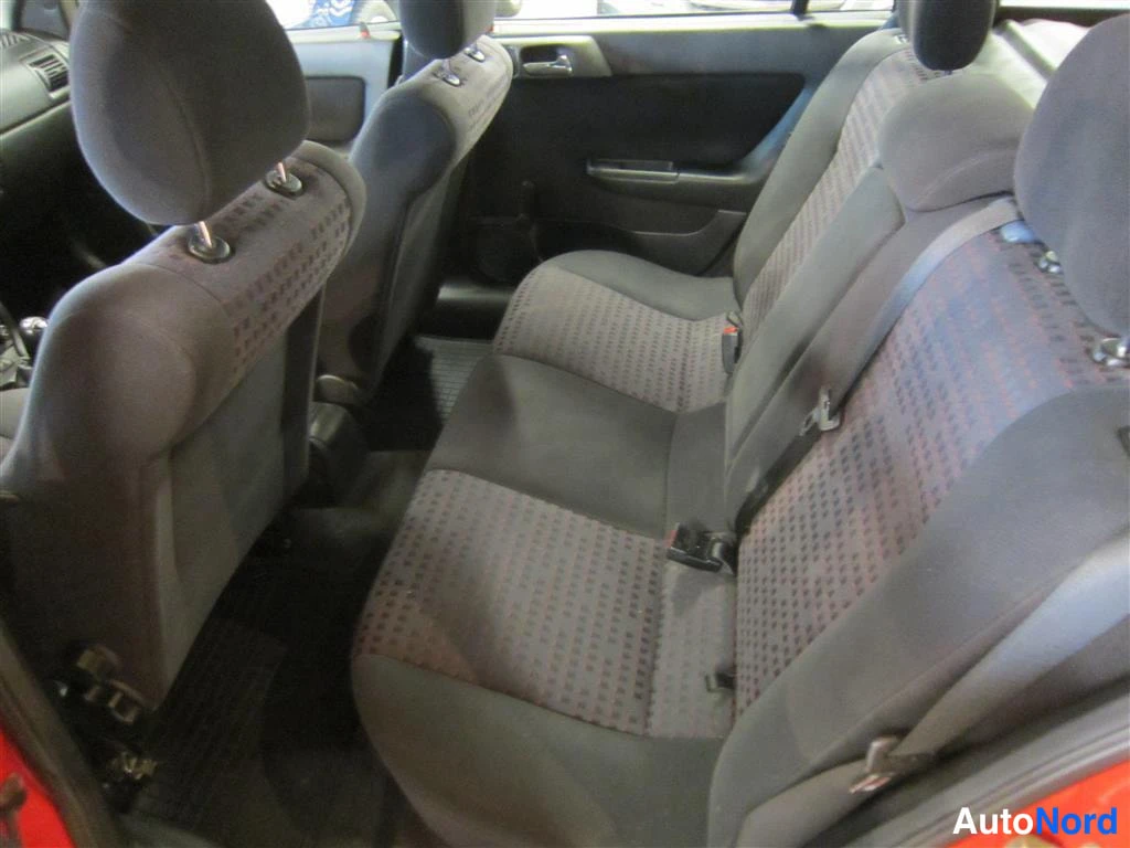 Punainen Opel Astra 2000, takaistuimet, kuva 9