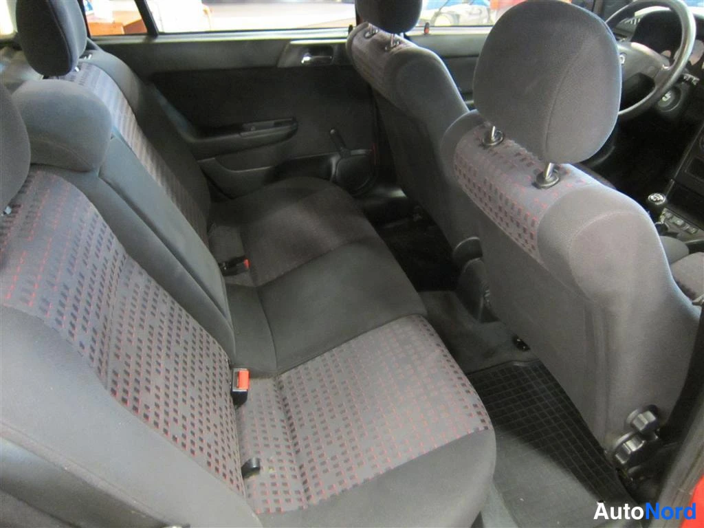 Punainen Opel Astra 2000, takaistuimet, kuva 10