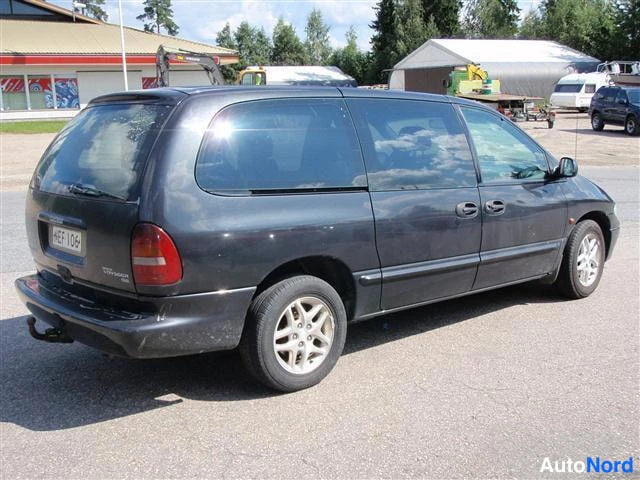 Musta Chrysler Grand Voyager 2000, takaviisto, kuva 3